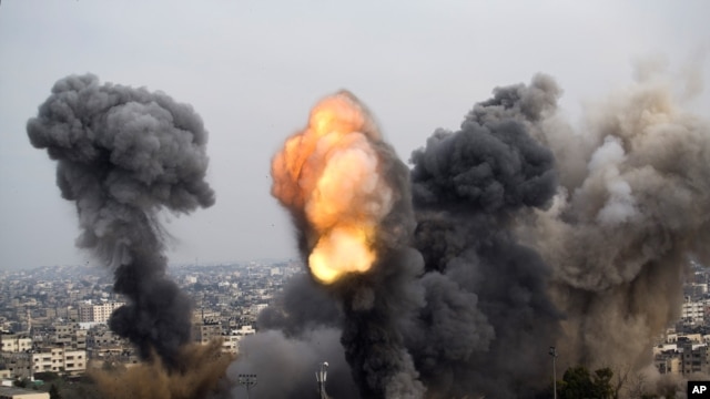 Những vụ pháo kích và không kích đã ồ ạt trút xuống Dải Gaza sau vụ tấn công ở Tel Aviv.