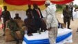 Le nouveau président du M23, Bertrand Bisimwa (en cravate orange) serre la main du chef militaire du M23, Sultani Makenga, à Bunagana dans l