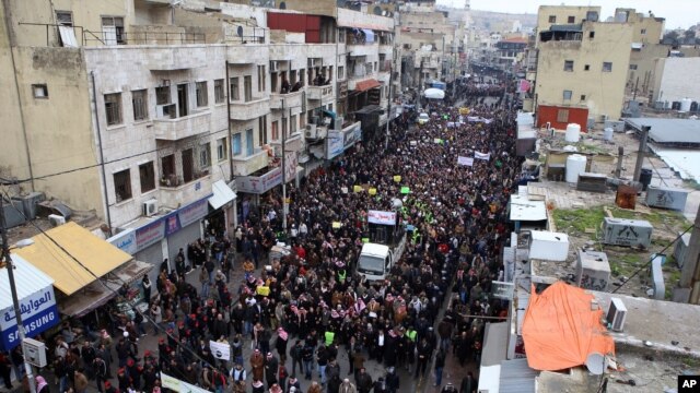 Hàng nghìn người Jordan đổ ra đường để lên án tạp chí châm biếm Charlie Hebdo, ở Amman, 16/1/2015.