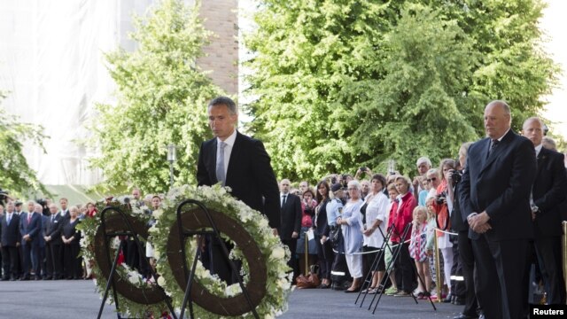 Quốc vương Harald của Na Uy (phải) và Thủ tướng Jens Stoltenberg đặt vòng hoa trong một buổi lễ đánh dấu kỷ niệm một năm vụ thảm sát ở Oslo, ngày 22/7/2012