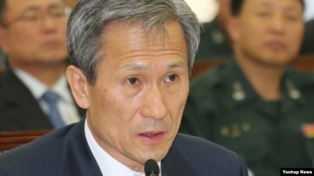 지난 2일 한국 국회 국방위에서 의원들의 질문에 답변하는 김관진 국방장관.