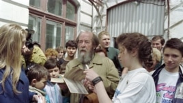 Nhà văn Nga Alexander Solzhenitsyn ký tặng sách 'Quần đảo Ngục tù' sau khi gặp gỡ học sinh của trường số 1 tại Vladivostok năm 1994. Ông Solzhenitsyn trở về Nga ngày 27/5/1994 sau 20 năm sống lưu vong.