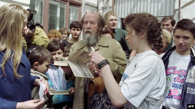Nhà văn, nhà bất đồng chính kiến người Nga Alexander Solzhenitsyn ký tên lên cuốn sách "Quần đảo Ngục tù" của ông, ngày 30/5/1994. Ông là người có sức ảnh hưởng mạnh mẽ đến triết gia người Pháp André Glucksmann.