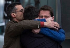 Thân nhân các hành khách trên chuyến bay lâm nạn an ủi nhau tại sân bay Barcelona ở Tây Ban Nha, ngày 24/3/2015.