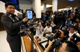 Trung tướng Prawut Thavornsiri công bố ảnh nghi phạm được cho là dính líu đến các vụ nổ gần đây Bangkok tại trụ sở Cảnh sát Hoàng gia Thái Lan tại Bangkok, ngày 1/9/2015.