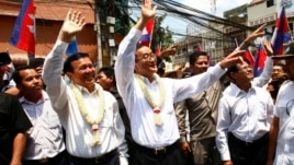 Cambodia's opposition leader Sam Rainsy, center, of the Cambodia National Rescue Party waves along with his party Vice President Kem Sokha, third from left, during a march in Phnom Penh, file photo. 