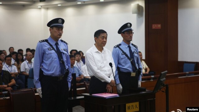 တရား႐ံုးတင္စစ္ေဆးမႈအတြင္း ဘိုရွီလိုင္းကို ေတြ႔ရစဥ္။ (ၾသဂုတ္လ ၂၂၊ ၂၀၁၃)။