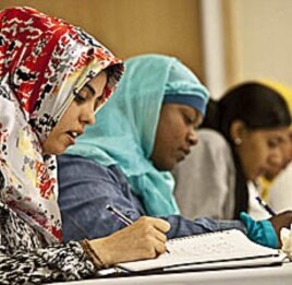 Zaytuna College berharap para mahasiswi ini kelak menjadi cendekiawan-cendekiawan Muslim Amerika. (Dari kiri ke kanan) Linda Amrou dan Amirah Al-Gaheem sedang mencatat pelajaran Bahasa Arab di dalam kelas.