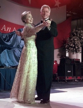 Hillary Clinton in Oscar de la Renta.