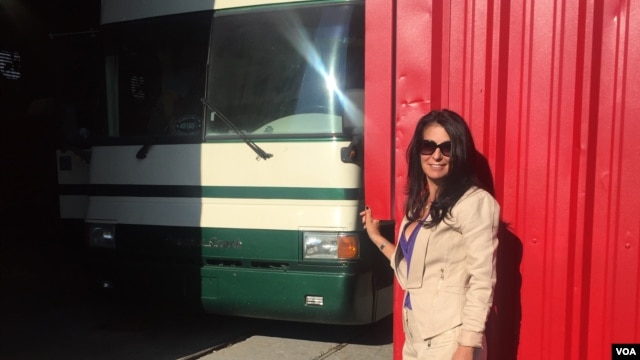 Bà Gigi Stetler, đứng cạnh một trong những chiếc RVs, at Planet RV in Florida, October 2015. (Ảnh: Niamh)