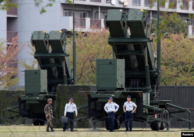 Binh sĩ Nhật đứng cạnh bệ phóng tên lửa đánh chặn Patriot (PAC-3) tại Bộ Quốc phòng ở Tokyo. .