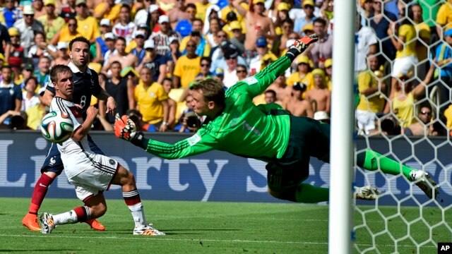 Thủ môn Đức Manuel Neuer phá quả bóng cứu nguy cho đội, trong trận tứ kết Pháp-Đức trên sân vận động Maracana ở Rio de Janeiro, Brazil, 4/7/14