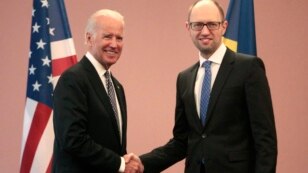 အေမရိကန္ဒုသမၼတ Joe Biden (ဘယ္) နဲ႔ ယူကရိန္း ယာယီ၀န္ႀကီးခ်ဳပ္ Arseniy Yatsenyuk (ညာ) တုိ႔ ေတြ႔ဆံုစဥ္