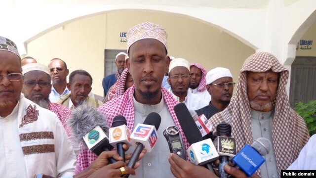 Qaar ka mid ah culimada go'aanka diiniga ah ka soo saartay magaalada Garoowe oo warbaahinta la hadlaya.           
