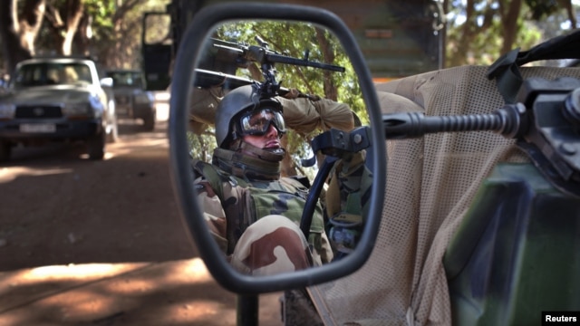 Một binh sĩ Pháp chạy trên chiếc xe jeep quân sự trong thành phố Niono, Mali, 20/1/13
