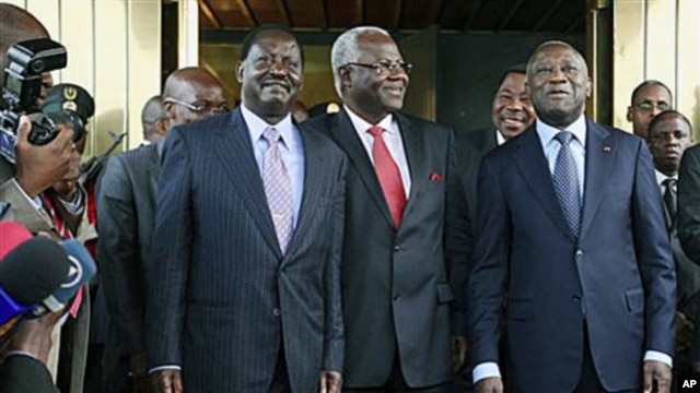 Kenya's Prime Minister Raila Odinga (l) Sierra Leone's President Ernest Bai Koroma, center, and Ivory Coast President Laurent Gbagbo (r) pose for photographers at the presidential palace in Abidjan, Jan 3, 2011