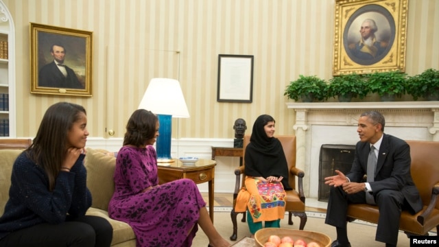 Tổng thống Obama, cùng với đệ nhất phu nhân Michelle và con gái Malia, tiếp nhà tranh đấu trẻ Malala Yousafzai (thứ hai từ phải sang) tại Tòa Bạch Ốc hôm thứ sáu (11/10/2013).