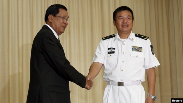 Thủ tướng Campuchia Hun Sen chào đón sĩ quan chỉ huy của hạm đội Trung Quốc Du Mãn Giang tại Phnom Penh, này 24/2/2016.