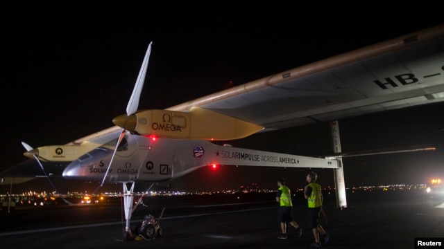 Chiếc Solar Impulse dáp xuống sân bay Kennedy của thành phố New York, ngày 6/7/2013.