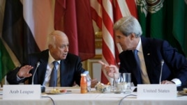 အေမရိကန္ကာကြယ္ေရးဝန္ႀကီး John Kerry talks (ယာ) ႏွင့္ အာရပ္အဖဲြ႔ခ်ဳပ္အတြင္းေရးမွဴးခ်ဳပ္ Nabil Elaraby တို႔ ပဲရစၥ္ၿမိဳ႕မွာေတြ႔ဆံုစဥ္။ (စက္တင္ဘာ ၈၊ ၂၀၁၃)