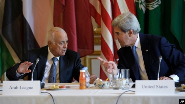 Ngoại trưởng Mỹ John Kerry gặp Tổng thư ký Liên đoàn Ả Rập Nabil Elaraby tại Paris, ngày 8/9/2013.