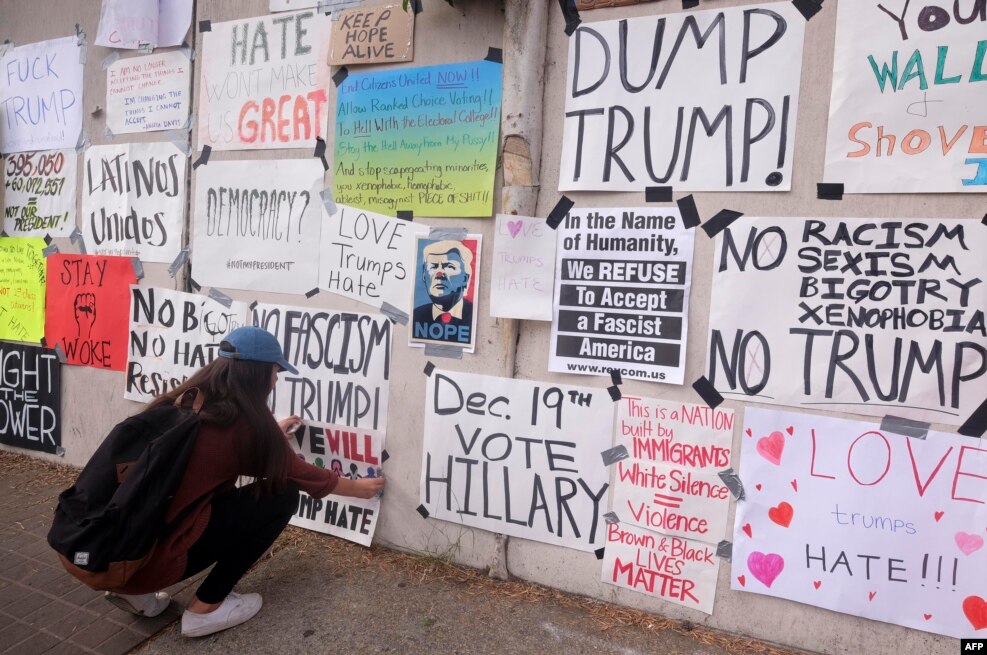洛杉磯的反川普標語牆，上麵有標語&ldquo;保持希望&rdquo;&ldquo;繼續工作&rdquo;&ldquo;仇恨無法讓美國偉大&rdquo;&ldquo;愛戰勝恨&rdquo;（2016年11月12日）