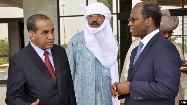 Ibrahim Ag Mohamed Assaleh (L), leader of a team of National Liberation Movement of Azawad (MNLA) speaks to Burkina Faso's minister of foreign affairs Dijbril Bassolé (R) in Ouagadougou, Burkina Faso, June 9, 2012
