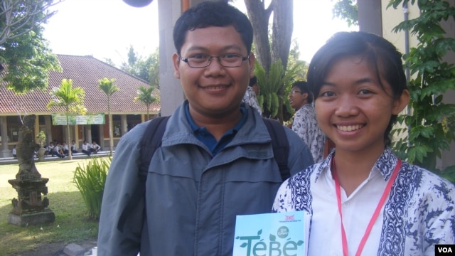 Putu Ayu Suastidewi (kanan) dan I Nyoman Agus Aryawan bersama buku hasil penelitian mereka bersama tiga orang lainnya dari SMUN 3 Denpasar. (Foto: VOA)