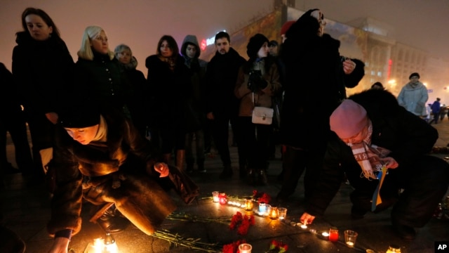 Người dân thắp nến trên Quảng trường Độc lập ở Kiev tưởng niệm những nạn nhân trong vụ tấn công bằng rốc-két ở thành phố Mariupol, ngày 24 tháng 1, 2015. 