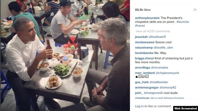 Tổng thống Barack Obama ăn bún chả Hà Nội cùng đầu bếp nổi tiếng trên truyền hình Hoa Kỳ Anthony Bourdain. Ảnh chụp màn hình trang Instagram Anthony Bourdain. 