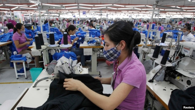 Công nhân làm việc tại cơ sở dệt may ở ngoại ô Hà Nội.