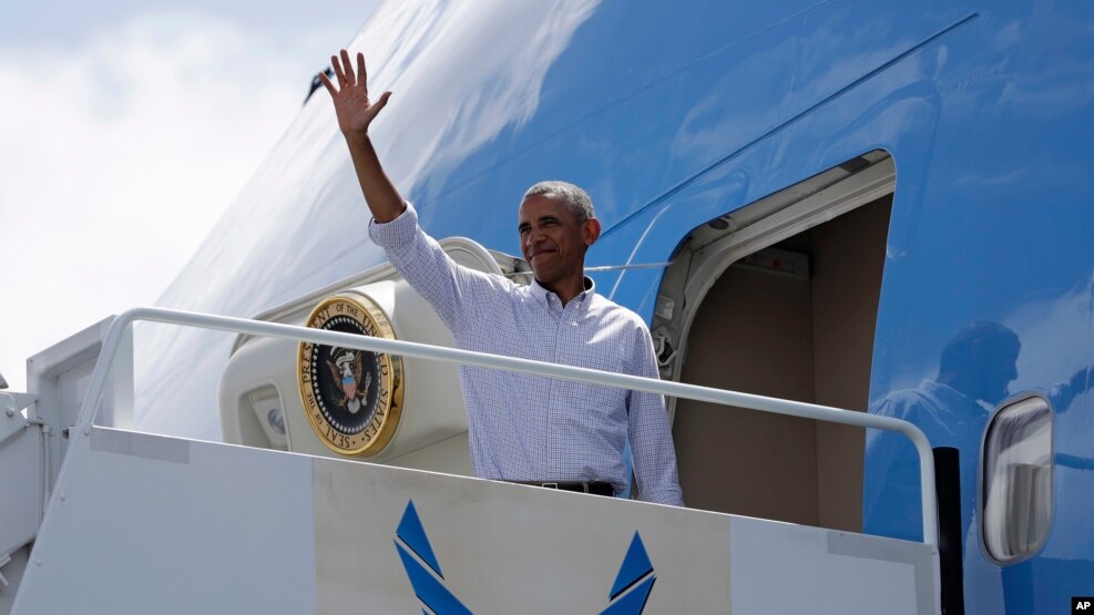 President Barack Obama waves as he boards Air Force One at Joint Base Pearl Harbor-Hickam, adjacent to Honolulu, Hawaii, en route to Hangzhou Xiaoshan International Airport, in Hangzhou, China, Sept. 2, 2016.