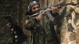 Un rebelde sirio dispara contra posiciones gubernamentales en Qastal Harami, en Aleppo, donde el grupo terrorista al-Nusra amenaza con robarse la revolución.