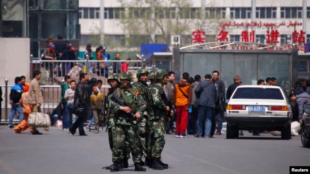 武警在乌鲁木齐火车站出口站岗(2014年5月1日)