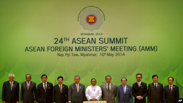 Para Menteri Luar Negeri dan perwakilan dari negara-negara anggota ASEAN di KTT ke-24 ASEAN di Naypyitaw, Myanmar (10/5).