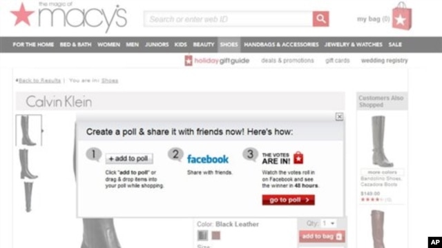 Tampilan situs belanja milik pusat perbelanjaan Macy's menunjukkan bagaimana media sosial terintegrasi dengan toko daring. (AP/Macy's)
