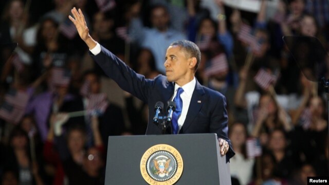 Tổng thống Obama vẫy chào người ủng hộ tại cuộc mít-tinh mừng chiến thắng ở Chicago, ngày 7/11/2012.