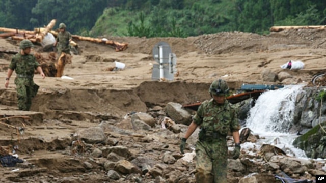 Japan Ground Self-Defense Force soldiers run a rescue operation in Kiho town, Mie Prefecture, September 5, 2011.