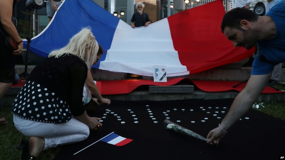 En Francia tres hombres relacionados con el autor de la matanza fueron detenidos este sábado.