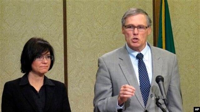 Gubernur negara bagian Washington, Jay Inslee (kanan) memberikan keterangan pers terkait kebocoran nuklir di Reservasi Nuklir Hanford di Olympia, Washington (15/2).