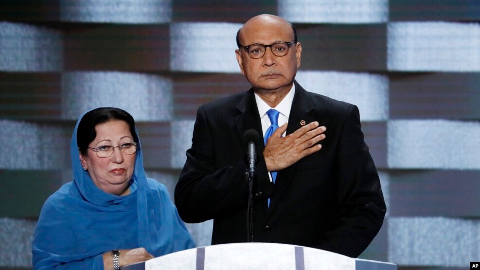 Ông Khizr Khan và vợ Ghazala phát biểu trong ngày cuối của Đại hội Đảng Dân chủ toàn quốc ở Philadelphia, 28/7/2016.