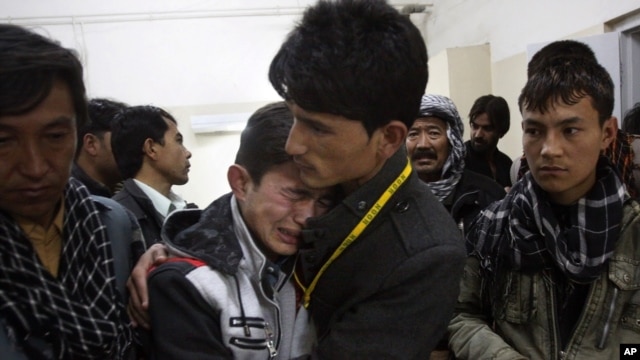 ဗံုးခြဲတိုက္ခိုက္မႈတြင္း ေသဆံုးသူမ်ားရဲ႕ မိသားစု၀င္မ်ား ပူေဆြးငိုေၾကြးေနစဥ္။ (ေဖေဖာ္၀ါရီလ ၁၆ ရက္၊ ၂၀၁၃)။