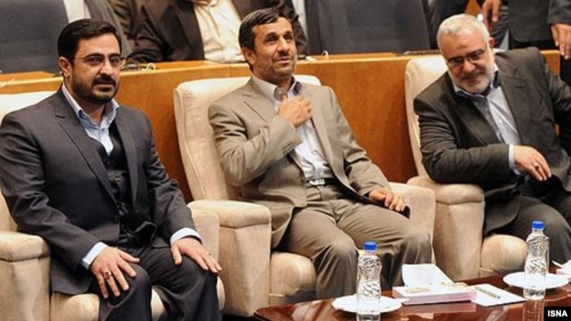 Menteri Tenaga Kerja Iran, Mortazavi Saeed (kiri) bersama Presiden Mahmoud Ahmadinejad (foto: dok). Ahmadinejad mengecam langkah parlemen memakzulkan Menaker Mortazavi. 