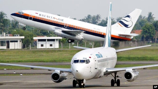 Pesawat Star Air dan Batavia Air di Bandar Udara Sukarno-Hatta, Jakarta. (Foto: Dok)
