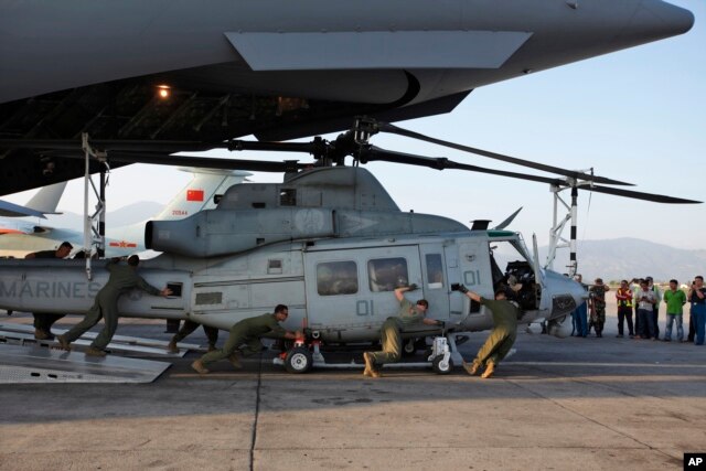 Binh sĩ Mỹ dỡ trực thăng Huey từ Máy bay Boeing C-17 Globemaster III tại sân bay quốc tế Tribhuvan ở Kathmandu. Các trực thăng này đường dùng để thực hiện các hoạt động cứu hộ nạn nhân động đất ở Nepal.