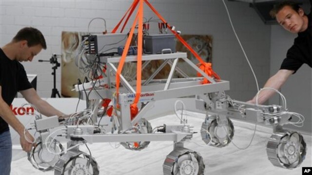Kendaraan robot Exomars Rovers saat dipamerkan di Oerlikon Space, Zurich (Foto: dok). Badan Antariksa Eropa (ESA) mengumumkan kesepakatan dengan Rusia untuk meneruskan misi pesawat tak berawak ke planet Mars, Rabu (21/11).
