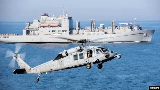 ឧទ្ធម្ភាគចក្រ MH-60S Sea Hawk រៀបចំ​ចុះ​ចត នៅ​សមុទ្រ​ពែក​របស់​អារ៉ាប់ នៅ​ក្នុង​រូបភាព​របស់​កងទ័ព​ជើង​ទឹក​អាមេរិក ដែល​ថត​នៅ​ថ្ងៃទី៦ ខែមេសា ឆ្នាំ២០១៦។