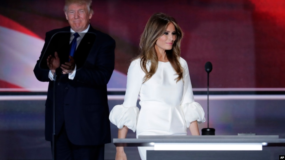 Melania Trump fue presentada en el escenario por el mismo Donald Trump.