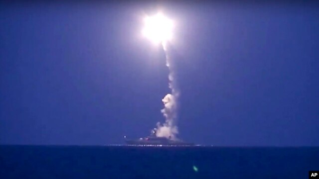 Imagen de un misil lanzado desde un barco de guerra ruso en el Mar Caspio a objetivos del Estado Islámico en Siria. Foto de un portal del Ministerio de Defensa de Rusia.