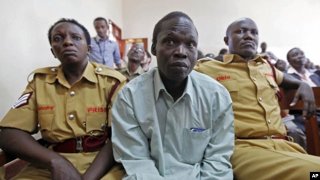 Thomas Kwoyelo, a former director of field operations in the rebel group Lord's Resistance Army appears before a War Crimes Court in Gulu, Uganda, July 2011. (file photo)